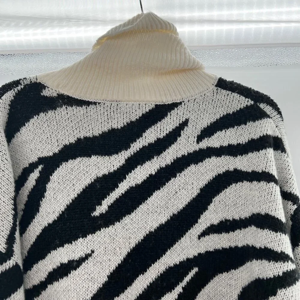Yummy Women's Zebra Print Knit Turtleneck Sweater Black/Ivory Size Large